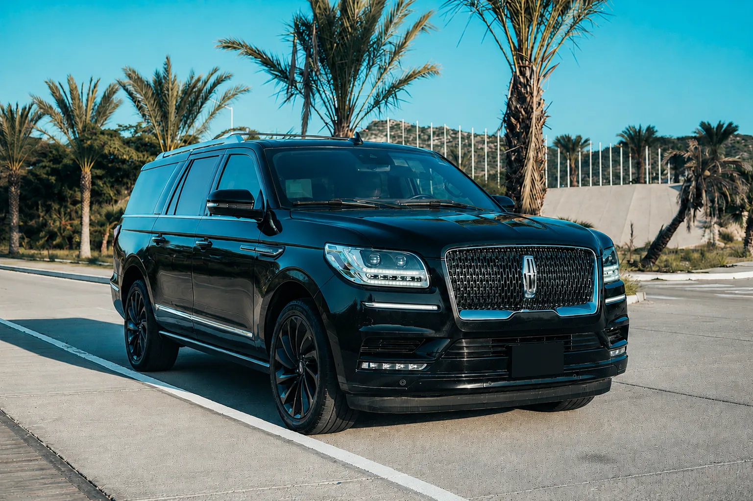 Lincoln Navigator for private airport transfers in Los Cabos